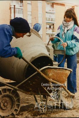 Mujeres trabajando en la construcción