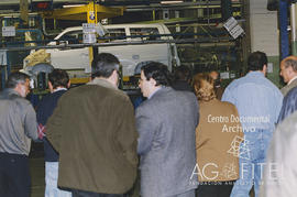 Visita de Manuel Fernández López &quot;Lito&quot;y Cándido Méndez a una fábrica