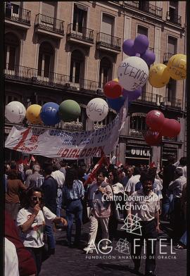 Manifestación del 1º de Mayo de 1992 en Madrid. Militantes de UGT con banderines y pancartas