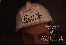 Obrero con una pegatina en el casco del IV Congreso Regional de UGT "Reindustrializar es con...