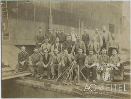 Retrato de un grupo de trabajadores de La Maquinista Terrestre y Marítima tomada en las instalaci...
