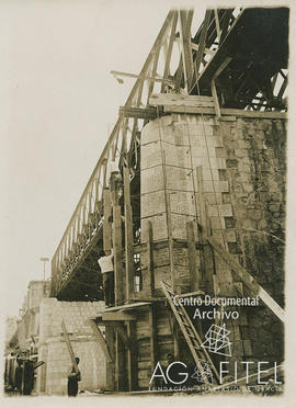 Construcción de un puente para el ferrocarril sobre el río Francolí
