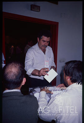 Teodoro Escorial, miembro de la Comisión Ejecutiva de FEMCA-UGT, votando