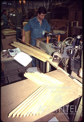 Obrero en una fábrica de madera