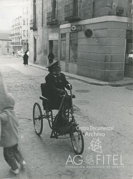 Hombre paseando en bicicleta de tres ruedas