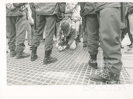 Huelga 14-D. Un niño escribe en el suelo frente a la policíaHuelga general del 14-D