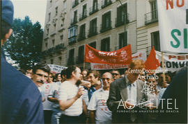 Concentración de delegados sindicales  frente a la embajada francesa en protesta por la parálisis de la negociación colectiva en empresas de capital francés