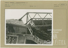 Obras construcción de la estructura metálica de la gran marquesina destinada a cubrir la tribuna del campo de fútbol del Camp Nou (F.C. Barcelona)