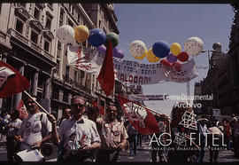 Manifestación del 1º de Mayo de 1992 en Madrid. Militantes de UGT con banderines y pancartas