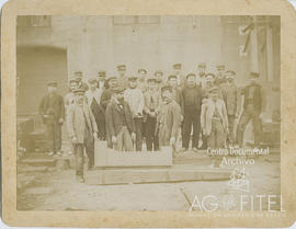 Retrato de un grupo de trabajadores de La Maquinista Terrestre y Marítima tomada en las instalaci...