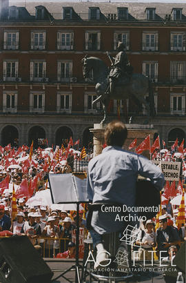 Concentración de delegados de UGT en la Plaza Mayor de Madrid para protestar contra la reforma laboral impuesta por el Gobierno