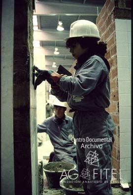 Mujer trabajando en la construcción