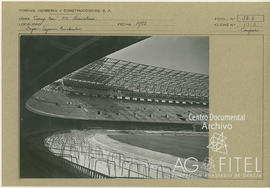 Obras construcción de la estructura metálica de la gran marquesina destinada a cubrir la tribuna del campo de fútbol del Camp Nou (F.C. Barcelona)