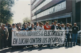 Concentración de trabajadores ante la sede de Electrolux en Madrid