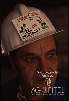Obrero con una pegatina en el casco del IV Congreso Regional de UGT &quot;Reindustrializar es con...