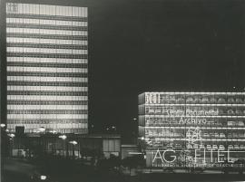 Edificio de SEAT iluminado