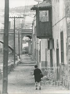 Mujer paseando por las calles de Santa Cruz de Tenerife