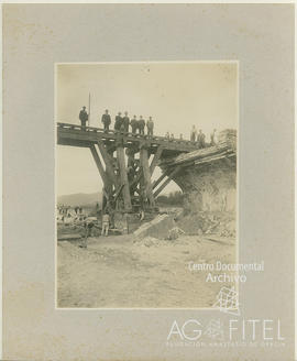 Trabajos de reconstrucción de los arcos de un puente en el Bajo Llobregat