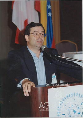 Intervención de Manuel Fernández López en un congreso de la FLATIM