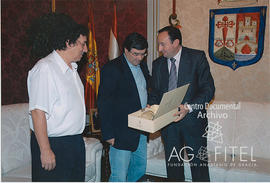 Pedro Sanz, presidente de La Rioja entregando un regalo a Manuel Fernández