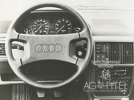 Automóvil modelo Audi 100