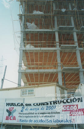 Edificio en construcción con una pancarta sobre la Huelga en Construcción anunciada el 2 de marzo de 2001